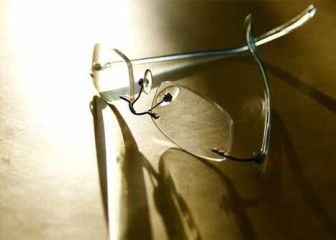 غلط نمبر کا چشمہ لگانے کے نقصانات، ماہرین نے اہم علامات اور مسائل بتا دیے