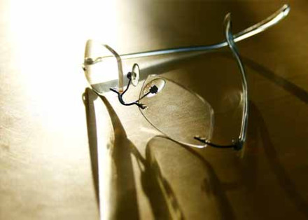 غلط نمبر کا چشمہ لگانے کے نقصانات، ماہرین نے اہم علامات اور مسائل بتا دیے