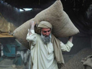 پاکستان سمیت دنیا بھر میں آج یومِ مزدور منایا جا رہا ہے، محنت کشوں کو خراج تحسین
