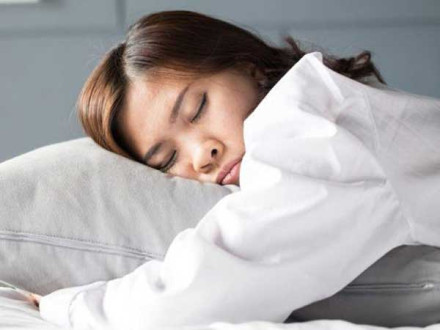 سردی میں نیند زیادہ کیوں آتی ہے؟ وجوہات اور مؤثر حل