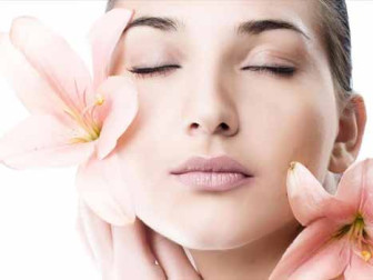 سردیوں کی آلودگی جلد کی عمر کیسے بڑھا دیتی ہے؟ ماہر جلد کے اہم مشورے