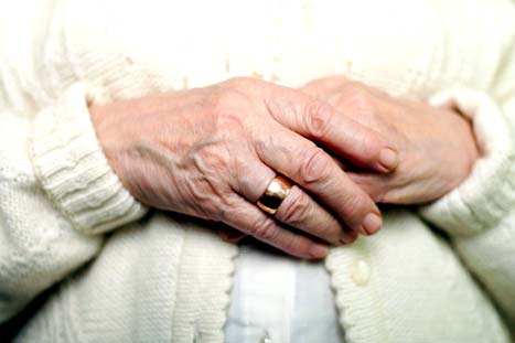https://img.express.pk/media/images/01-hands-arthritis/01-hands-arthritis.webp
