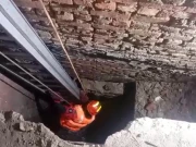 ماں بچی کے گٹر میں گرنے کا واقعہ؛ خاتون کے خاوند پر تشدد، پولیس افسران کے خلاف کارروائی