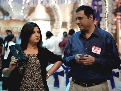 https://img.express.pk/media/images/02-farah-khan/02-farah-khan.webp