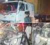 کراچی؛ ڈیفنس موڑ پر ٹریلر نے رکشا روند ڈالا، 2 افراد شدید زخمی، مشتعل افراد کا ٹریلر پر پتھراؤ