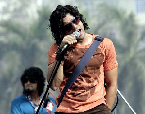 https://img.express.pk/media/images/03-farhan-akhter/03-farhan-akhter.webp