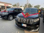 فیصل آباد میں بارات کی گاڑیوں کو پولیس نے پی ٹی آئی کا قافلہ سمجھ کر روک دیا