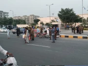 لاہور، ڈیفنس میں تیز رفتار کار کی ٹکر سے موٹرسائیکل سوار دو نوجوان جاں بحق