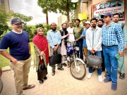 کراچی، ضلع وسطی میں ڈی ایچ او کی جانب سے ویکسینیٹرز میں موٹرسائیکلیں تقسیم