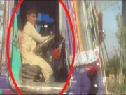 کراچی، ڈیفنس میں کم عمر ڈرائیور کی کوچ چلاتے ہوئے تصویر وائرل، 50 ہزار روپے کاچالان