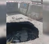 کراچی؛ کورنگی ڈھائی نمبر کی مرکزی سڑک دھنس گئی، شہری حادثے سے بال بال بچ گئے