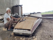 راوی کی موجوں کے ساتھ ڈوبتی ایک روایت، لکڑی کی کشتیوں کا آخری کاریگر