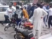 لاہور؛ وکلا کا ٹریفک وارڈن پر تشدد کا واقعہ، 3 افراد گرفتار