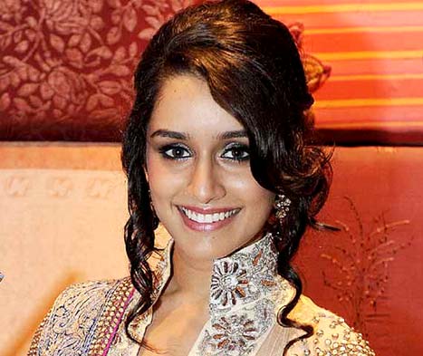 https://img.express.pk/media/images/08-shadha-kapoor/08-shadha-kapoor.webp