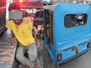 کراچی، تیز رفتار رکشا الٹنے سے خاتون جاں بحق، نوعمر ڈرائیور کے پاس لائسنس بھی نہیں، پولیس