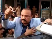 اڈیالہ جیل کے باہر پی ٹی آئی رہنما پر مبینہ تشدد، دو ایس ایچ اوز سمیت 3 افسران معطل