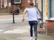 حجامت کے دوران ہی بھاگ کر پولیس کو حملہ آور سے بچانے والا ہیرو وائرل