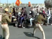 انتہا پسندوں کی سینما میں توڑ پھوڑ کی کوشش پولیس نے لاٹھیاں برسادیں