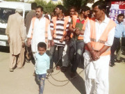 سٹی کورٹ میں بچہ 5 قیدیوں کی زنجیریں پکڑ کر گھماتا رہا