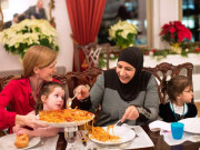 والدین کے ساتھ کھانا کھانے والے بچے زیادہ صحت مند ہوتے ہیں