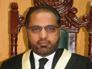 اسلام آباد ہائی کورٹ کے جسٹس شوکت صدیقی سے وکلا کی بدتمیزی