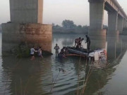 بھارت میں بس دریا میں گرنے سے 32 مسافر ہلاک
