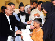 متاثرین عباس ٹاؤن کو پندرہ پندرہ لاکھ روپے کے چیک تقسیم 