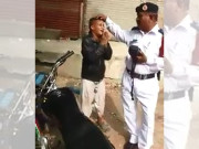 کم عمر موٹر سائیکل سوار کا چالان بچہ روتا رہا اہلکار دلاسہ دیتا رہا