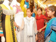  تیار ملبوسات کی خریداری کیلئے خواتین کا رش بڑھ گیا 