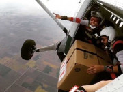 ڈبے میں بند خاتون کو ہزاروں فٹ بلند طیارے سے گرانے کا مظاہرہ