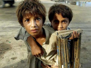 فٹ پاتھ سندھ میں ہزاروں بچوں کا گھر بن گیا تحفظ کے قانون پر تاحال عملدرآمد کیا جا سکا