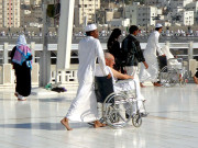 حج وعمرہ زائرین کی وہیل چیئر دھکیلنے کے لیے عمر کی حد مقرر