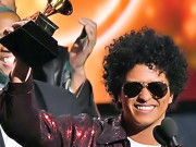 گریمی ایوارڈ میں گلوکار برونو مارس نے 6 انعامات جیتے لیے