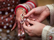 رشتہ مارکیٹ میں لڑکیوں کی وِنڈو شاپنگ