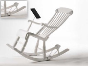 منفرد راکنگ چیئر آرام پہنچائے اور آئی فون بھی چارج کرے