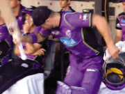 رن آؤٹ ہونے کا غصہ کرسی پر نکالنے والے میتھیو ویڈ پر 6 ہزار ڈالر جرمانہ