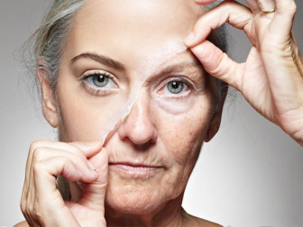 روزانہ مناسب نیند اور کم از کم ڈیڑھ لیٹر پانی پینا چہرے کی جھریوں سے بچنے کے لیے بنیادی اہمیت کے حامل عوامل ہیں، فوٹو: انٹرنیٹ