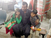 ایدھی سینٹر نے 2 کمسن بہن بھائی والد کے حوالے کر دیے