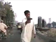 ناظم آباد میں ڈاکوؤں نے کار سوار کو لوٹا گاڑی کے کیمرے سے فوٹیج بن گئی