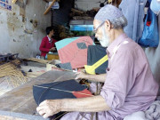 شہر میں کھلے مقامات کی کمی سے پتنگ بازی میں کمی آنے لگی