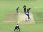 گیند بولر کے سر سے ٹکرا کر باؤنڈری لائن سے باہر جا گری