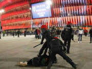 اسپین میں فٹ بال میچ کے دوران شائقین کے پتھراؤ سے پولیس اہلکار ہلاک