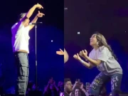 عاطف اسلم کی مداح کا اسٹیج پر بےہودہ ڈانس، ویڈیو پر شدید تنقید