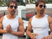 بالی ووڈ اداکار مداحوں کے سامنے ہاتھ جوڑ کر فلم کی ٹکٹس خریدنے کی اپیلیں کرنے پر مجبور