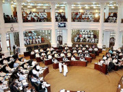 خیبرپختون خوا اسمبلی میں ارکان کے کوٹ اتروانے پرہنگامہ آرائی