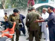 سیالکوٹ میں شہری کے گھردھاوا پولیس اہلکار نے بچی کو زمین پر پٹخ دیا