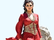 ہم سارا وقت پرچھائیوں کو ٹٹولنے میں گنوا دیتے ہیں سارہ لورین    