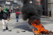 مقبوضہ کشمیر میں بھارتی دہشتگردی کے خلاف سیکڑوں طلبا کا مظاہرہ فوجی چوکی کو آگ لگا دی
