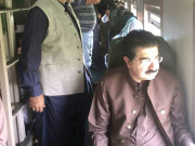 چیئرمین سینیٹ کا ٹرین میں لاہور کا سفر مسافروں سے گپ شپ