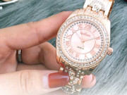 کلائی میں بندھی گھڑی سنجیدہ شخصیت کی عکاسی کرتی ہے